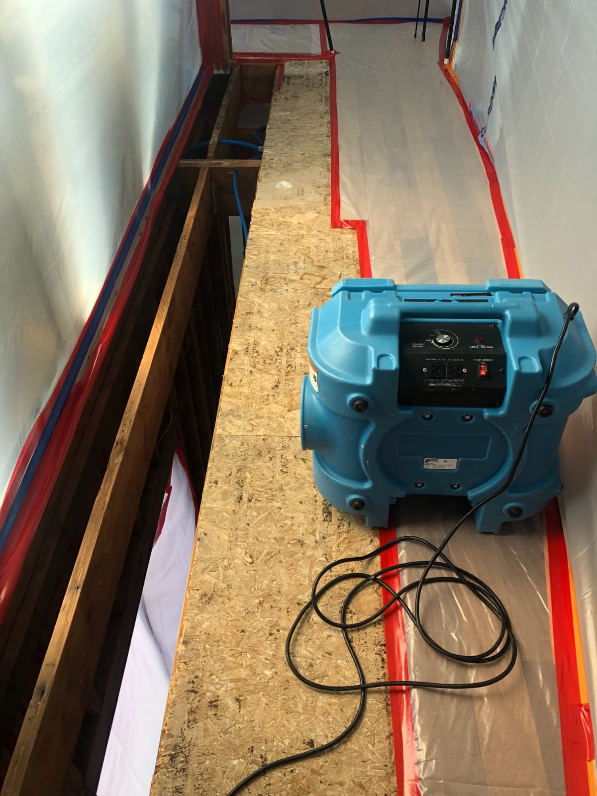 Air scrubber running inside a sealed mold containment
